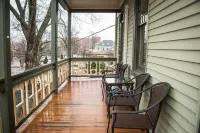 Vandiver Inn - parking