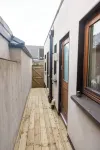Coastal Town House Beside Train and Buses Only 5 Kilometer's From City Centre - Bungalows