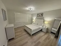 Spacious 4Br Home Near Yqm with Patio and Free Parking - Хоумстей