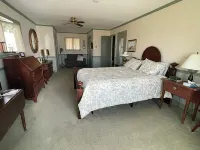 Nancy’s Touch, A Waterfront Paradise! - Boutique