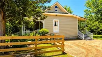 Romantic Historic Farmhouse - Pond - Porch - Fenced - 8 Miles to Brenham - Homestays