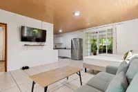 2BR Moorea Retreat With Private Canal BBQ - balcony