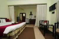 Four Seasons Guest House - parking