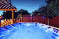 LUXE Spacious Downtown Retreat; SwimSpa; BBQ&FreeParking; Steps2 Moody&UT&6th St - Private Pools