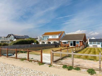 Sunny Seafront Chalet - Sleeps 6