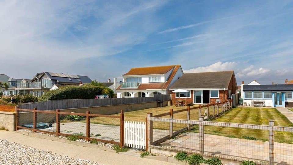 Sunny Seafront Chalet - Sleeps 6
