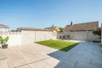 3-Beds Sleeps 6 Walking Distance to Castle & Town - parking