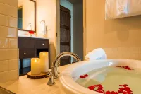 The Lodge at Columbia Point - Hot Tub