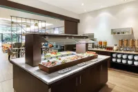 Spark by Hilton Essen City Centre - فطور
