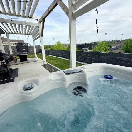 New house!! Outdoor Hot tub with beautiful sunset views