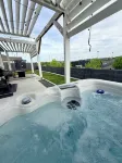 New house!! Outdoor Hot tub with beautiful sunset views - 4-Star