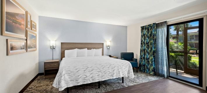 Red Roof Plus+ & Suites Naples Downtown-5th Ave S Hotels in Naples