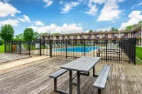 Red Roof Inn Staunton - Pools