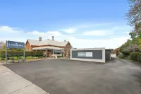 Hamilton Lakeside Motel - Motels