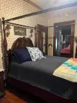 Historic Victorian - 2 queen size beds, with WiFi, AC, TV. - Condos