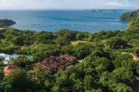 Sunny 2Br: Balcony, Pool, Kitchen, Walk to Beach - parking