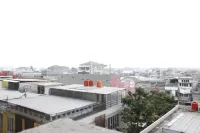 Minimalist 3Br Gateway Cicadas Ahmad Yani Apartment by Travelio - Homestays
