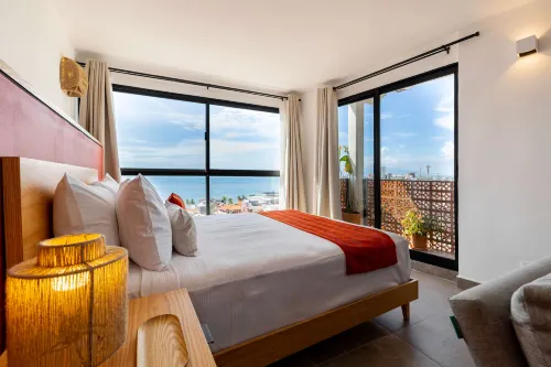 Ocean Breeze 2BR | A/C & Sea Views - 民宿