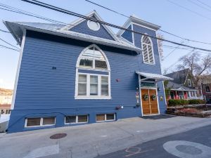 The Blue Church Lodge