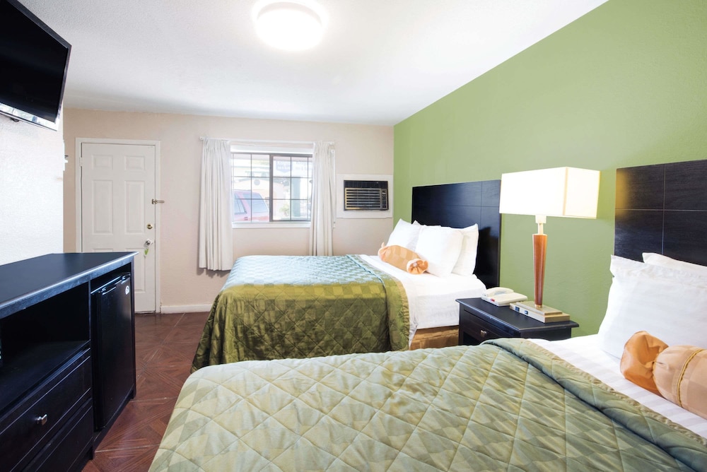 Executive Inn and Kitchenette Suites