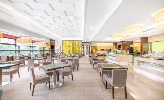 The restaurant features large tables and chairs in the center, as well as additional seating areas at Holiday Inn Express Beijing Dongzhimen
