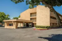 Days Inn by Wyndham Buena Park Các khách sạn gần Nobel University