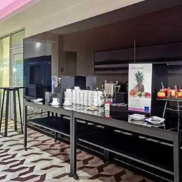 Novotel Warszawa Centrum Отели рядом с достопримечательностью «Центральное статистическое бюро»