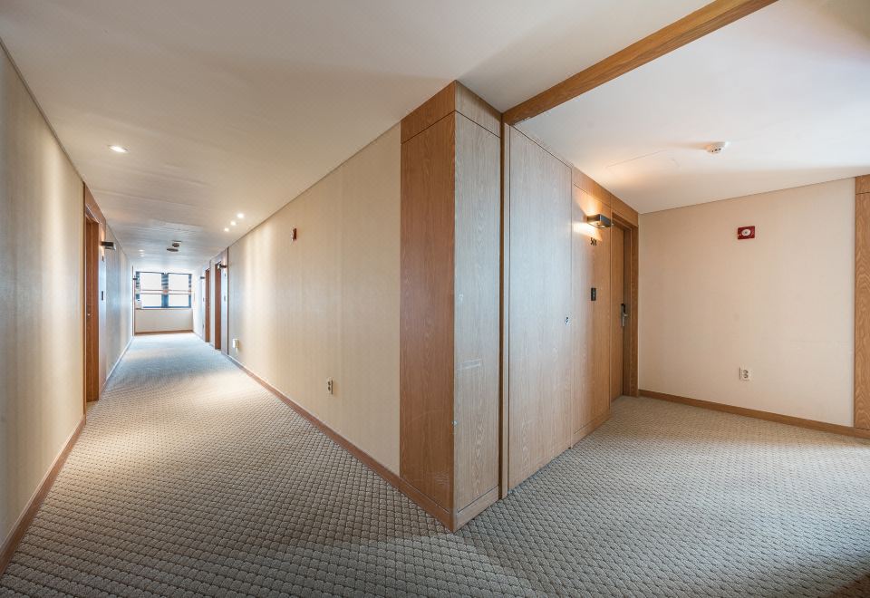 에이큐브호텔의 현대적인 로비 전경