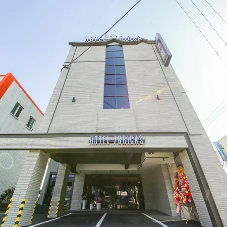 Seven Bricks Hotel