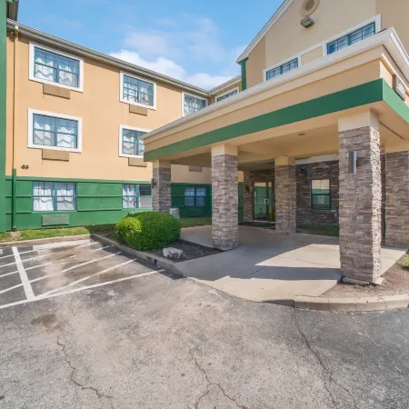 HomeTowne Studios by Red Roof St. Louis - Airport/ N Lindbergh