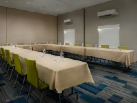 Holiday Inn Express & Suites Lawrence by IHG Hotels in Lawrence