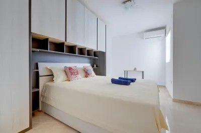 Deluxe Apartment Steps to St George's Bay
