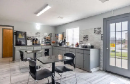 Super 8 by Wyndham Kansas City Airport North