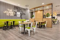 Super 8 by Wyndham Chemnitz - فطور