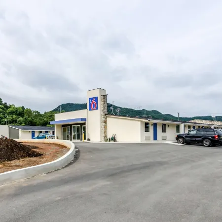 Motel 6 Troutville, VA Отели в г. Ботетот