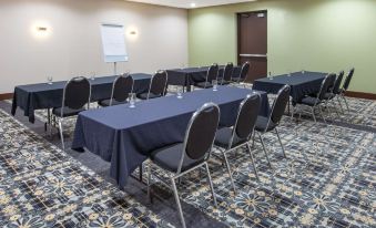 Days Inn & Suites by Wyndham Grand Rapids Near Downtown