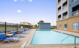 Days Inn & Suites by Wyndham Galveston West/Seawall