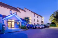 Comfort Hotel Linas - Montlhery Hôtels à proximité de : Église Saint-Clément