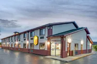 Super 8 by Wyndham Crystal Lake Hotels in Crystal Lake