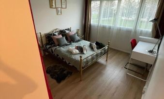 Superb Flat in Residence with Free Parking
