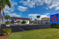 Motel 6 Cocoa Beach, FL - parking