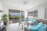 Villa Suri, Luxury Seafront Villa