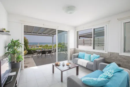 Villa Suri, Luxury Seafront Villa