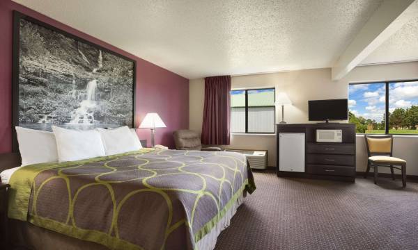 Super 8 by Wyndham Cameron