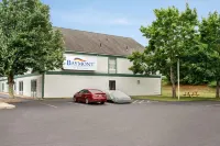 Baymont by Wyndham North Dartmouth / Fall River - parking