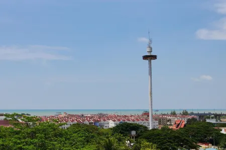Swing and Pillows  @ Malacca Mahkota Parade Отели рядом с достопримечательностью «Dataran Pahlawan Melake Megamall»
