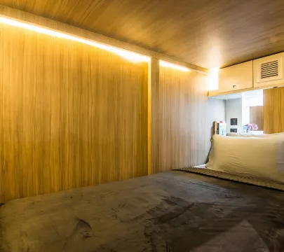 ห้องสวีทแคปซูลสี่ยูนิต ชั้นบนและชั้นล่าง