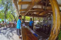 Barefoot Manta Island Resort - Bars