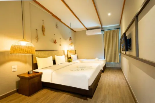 ห้องดีลักซ์สำหรับสามท่านพร้อมวิวสระว่ายน้ำ