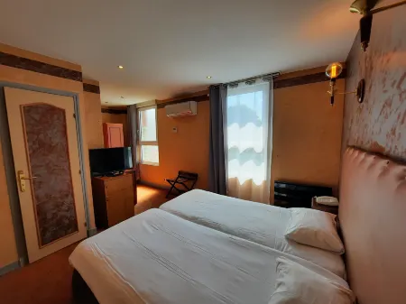 Logis Hôtel Restaurant le Medicis Отели в г. Молинёф